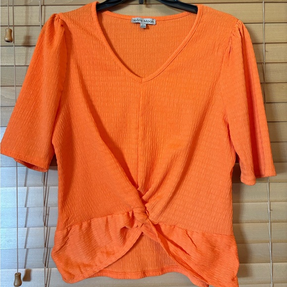 Rylee Moon Tops - Rylee Moon NWOT Beautiful Vibrant Orange V-Neck Twist Blouse. Size Large